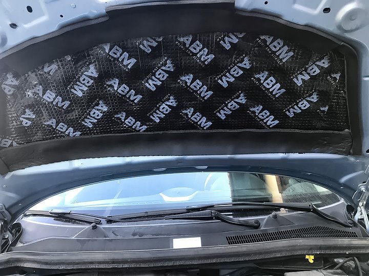 Wie kann ich die Motorhaube meines Autos mit Butylmatten schalldämmen? Beratung ABM Insulation