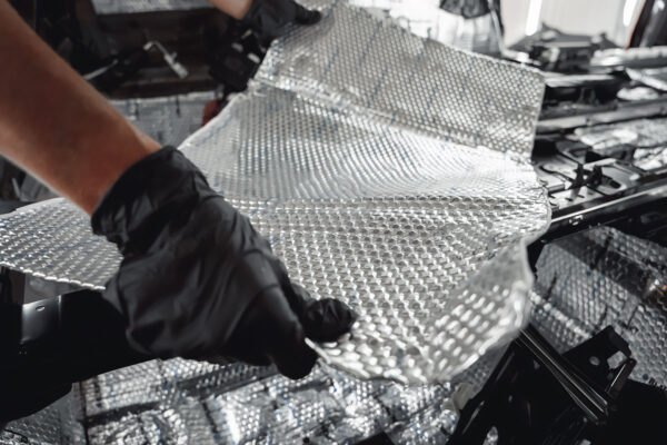 Wie kann ich die Motorhaube meines Autos mit Butylmatten schalldämmen? Beratung ABM Insulation