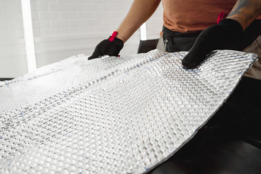 Jak skutecznie wygłuszyć maszyny przemysłowe i zredukować hałas? Beratung ABM Insulation