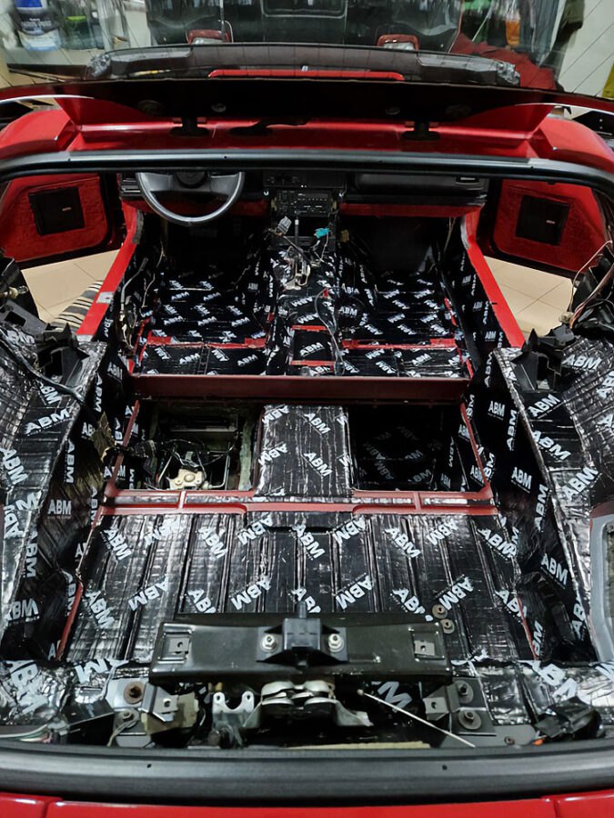 Wie dämmt man ein Sportauto effektiv mit Butylmatten und Kautschukschaum ab? Beratung ABM Insulation