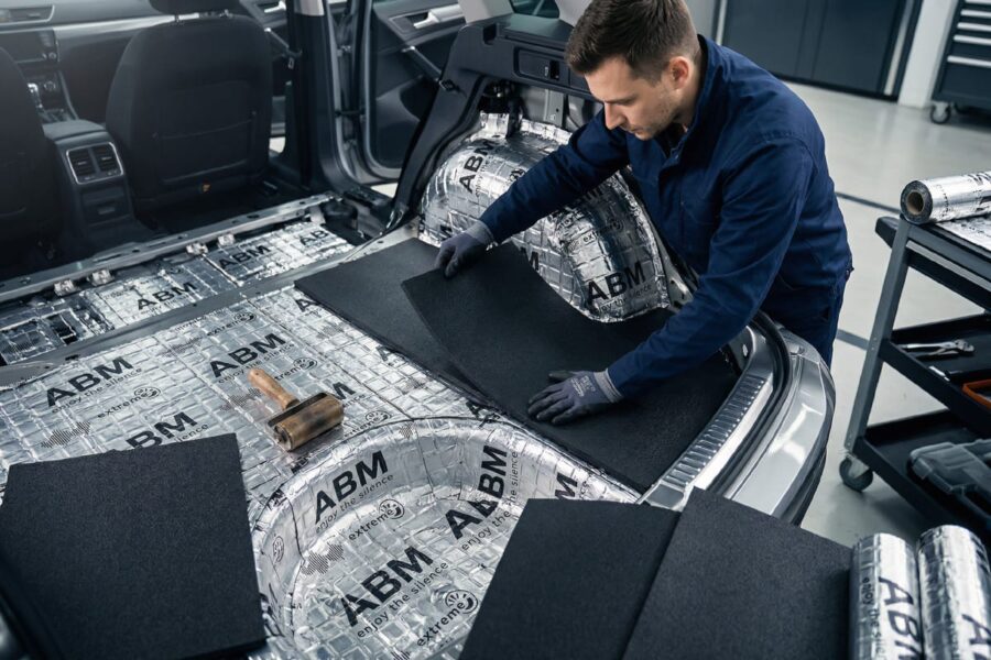 Warum sollte man bei der Schalldämmung eines Autos Kautschukschaum auf eine Butylmatte auftragen? abm-b-57